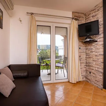 In With Balcony, Air Condition, Wifi Apartment