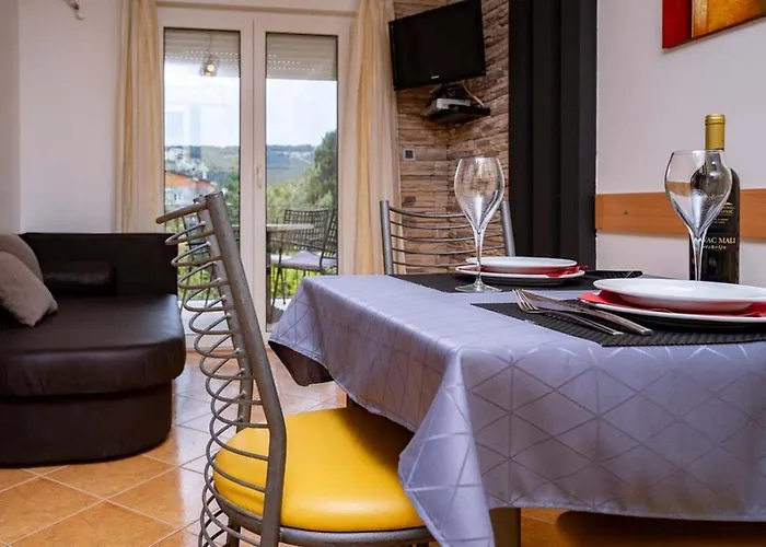 In With Balcony, Air Condition, Wifi Apartament *